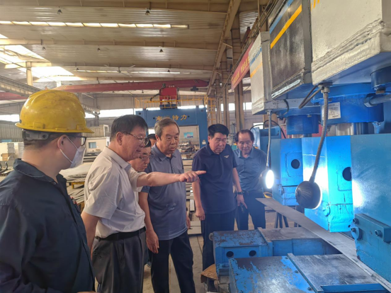 市人大原副主任潘漢久、市原安監(jiān)局局長(zhǎng)張憲考察船舶加工建設(shè)項(xiàng)目